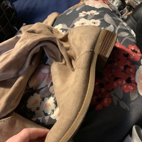 TAN VERSION OF FIRST PHOTO LISTED. - Picture 4 of 5